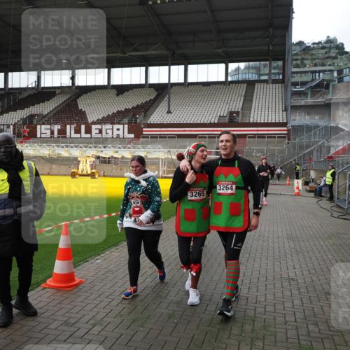 07.12.2025 - St. Pauli X-Mass-Run No. 15 Fabian Wolf http://msf.ph/oto/9396772 07.12.2025 10:41:10 Ziel 449, 545, 575, 952, 1153, 3047, 3264, 3265, 3951, 4617, 4773 meine-sportfotos.de