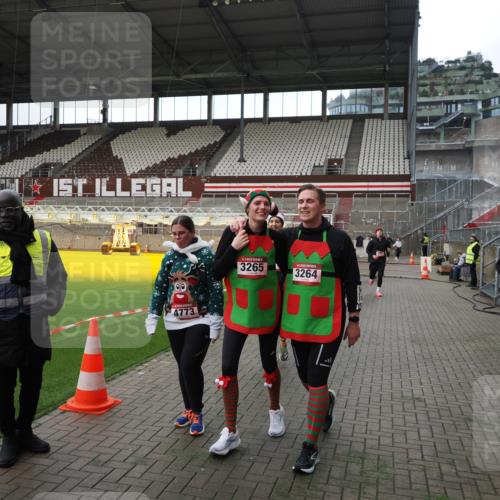 07.12.2025 - St. Pauli X-Mass-Run No. 15 Fabian Wolf http://msf.ph/oto/9396773 07.12.2025 10:41:10 Ziel 449, 545, 575, 952, 1153, 3047, 3264, 3265, 3951, 4617, 4773 meine-sportfotos.de
