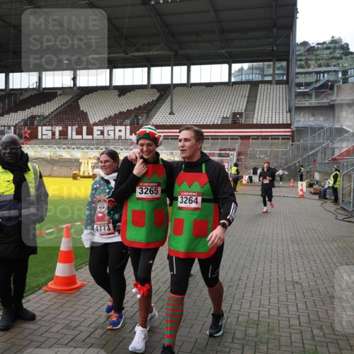 07.12.2025 - St. Pauli X-Mass-Run No. 15 Fabian Wolf http://msf.ph/oto/9396775 07.12.2025 10:41:10 Ziel 449, 545, 575, 952, 1153, 3047, 3264, 3265, 3951, 4617, 4773 meine-sportfotos.de