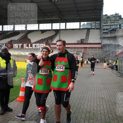 07.12.2025 - St. Pauli X-Mass-Run No. 15 Fabian Wolf http://msf.ph/oto/9396776 07.12.2025 10:41:10 Ziel 449, 545, 575, 952, 1153, 3047, 3264, 3265, 3951, 4617, 4773 meine-sportfotos.de