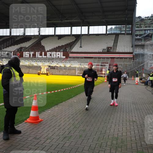 07.12.2025 - St. Pauli X-Mass-Run No. 15 Fabian Wolf http://msf.ph/oto/9396786 07.12.2025 10:41:14 Ziel 449, 545, 575, 952, 1153, 2330, 2331, 3047, 3951, 4617, 4773 meine-sportfotos.de