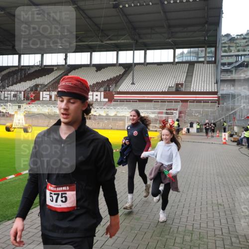 07.12.2025 - St. Pauli X-Mass-Run No. 15 Fabian Wolf http://msf.ph/oto/9396805 07.12.2025 10:41:18 Ziel 449, 575, 1153, 2330, 2331, 3047, 3951, 4617 meine-sportfotos.de