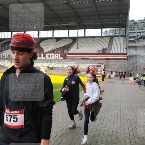 07.12.2025 - St. Pauli X-Mass-Run No. 15 Fabian Wolf http://msf.ph/oto/9396806 07.12.2025 10:41:18 Ziel 449, 575, 1153, 2330, 2331, 3047, 3951, 4617 meine-sportfotos.de