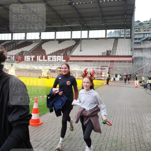 07.12.2025 - St. Pauli X-Mass-Run No. 15 Fabian Wolf http://msf.ph/oto/9396807 07.12.2025 10:41:18 Ziel 449, 575, 1153, 2330, 2331, 3047, 3951, 4617 meine-sportfotos.de