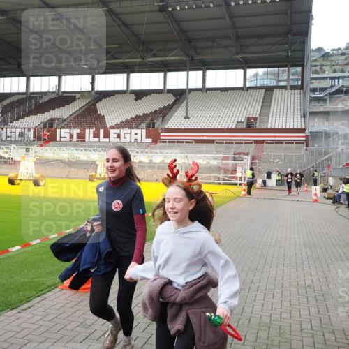 07.12.2025 - St. Pauli X-Mass-Run No. 15 Fabian Wolf http://msf.ph/oto/9396808 07.12.2025 10:41:19 Ziel 259, 449, 575, 1153, 2330, 2331, 2507, 3047, 4617 meine-sportfotos.de