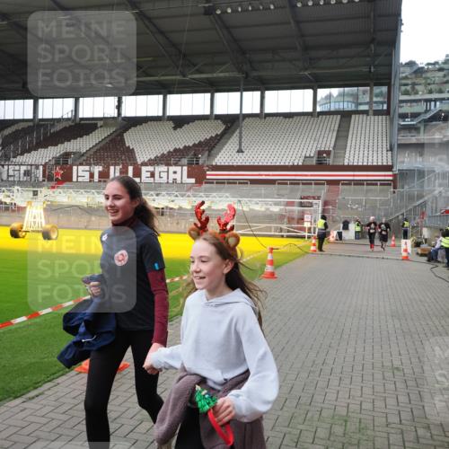 07.12.2025 - St. Pauli X-Mass-Run No. 15 Fabian Wolf http://msf.ph/oto/9396809 07.12.2025 10:41:19 Ziel 259, 449, 575, 1153, 2330, 2331, 2507, 3047, 4617 meine-sportfotos.de