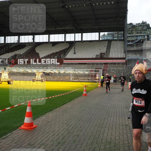 07.12.2025 - St. Pauli X-Mass-Run No. 15 Fabian Wolf http://msf.ph/oto/9396812 07.12.2025 10:41:22 Ziel 259, 575, 1153, 2330, 2331, 2507, 3047, 4617 meine-sportfotos.de
