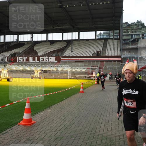 07.12.2025 - St. Pauli X-Mass-Run No. 15 Fabian Wolf http://msf.ph/oto/9396813 07.12.2025 10:41:22 Ziel 259, 575, 1153, 2330, 2331, 2507, 3047, 4617 meine-sportfotos.de