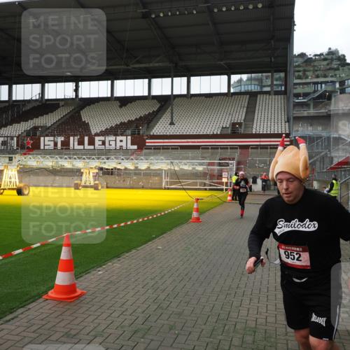 07.12.2025 - St. Pauli X-Mass-Run No. 15 Fabian Wolf http://msf.ph/oto/9396814 07.12.2025 10:41:22 Ziel 259, 575, 1153, 2330, 2331, 2507, 3047, 4617 meine-sportfotos.de