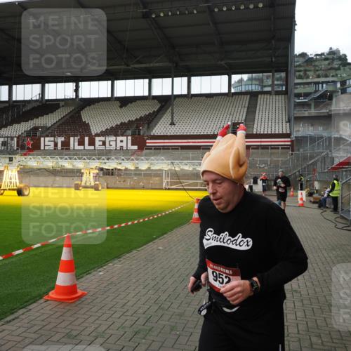 07.12.2025 - St. Pauli X-Mass-Run No. 15 Fabian Wolf http://msf.ph/oto/9396816 07.12.2025 10:41:23 Ziel 259, 575, 1153, 2330, 2331, 2507, 3047, 4617 meine-sportfotos.de