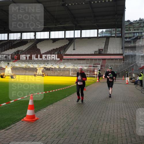 07.12.2025 - St. Pauli X-Mass-Run No. 15 Fabian Wolf http://msf.ph/oto/9396820 07.12.2025 10:41:25 Ziel 259, 575, 1275, 2330, 2331, 2507, 3047, 3392 meine-sportfotos.de