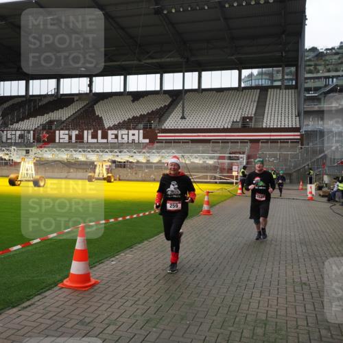 07.12.2025 - St. Pauli X-Mass-Run No. 15 Fabian Wolf http://msf.ph/oto/9396823 07.12.2025 10:41:25 Ziel 259, 575, 1275, 2330, 2331, 2507, 3047, 3392 meine-sportfotos.de