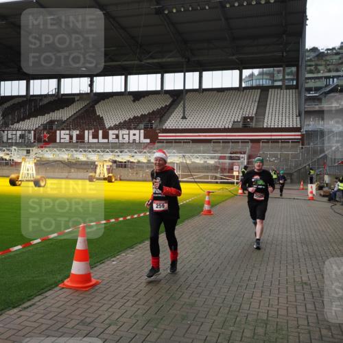 07.12.2025 - St. Pauli X-Mass-Run No. 15 Fabian Wolf http://msf.ph/oto/9396824 07.12.2025 10:41:25 Ziel 259, 575, 1275, 2330, 2331, 2507, 3047, 3392 meine-sportfotos.de