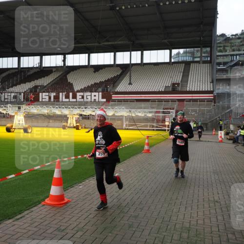 07.12.2025 - St. Pauli X-Mass-Run No. 15 Fabian Wolf http://msf.ph/oto/9396825 07.12.2025 10:41:26 Ziel 259, 575, 1275, 2330, 2331, 2507, 3047, 3392 meine-sportfotos.de