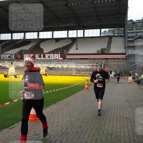 07.12.2025 - St. Pauli X-Mass-Run No. 15 Fabian Wolf http://msf.ph/oto/9396828 07.12.2025 10:41:26 Ziel 259, 575, 1275, 2330, 2331, 2507, 3047, 3392 meine-sportfotos.de