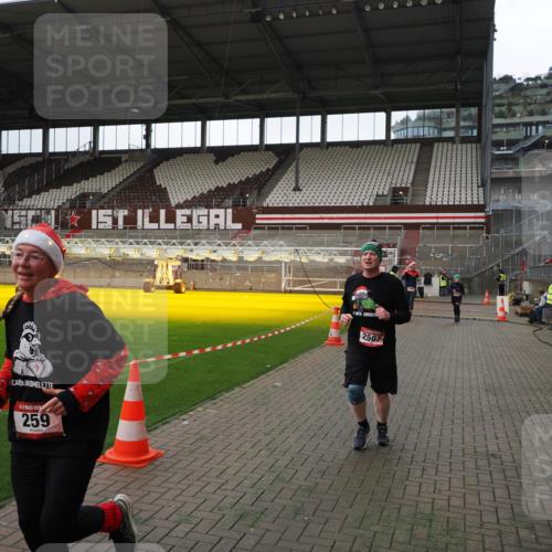 07.12.2025 - St. Pauli X-Mass-Run No. 15 Fabian Wolf http://msf.ph/oto/9396829 07.12.2025 10:41:26 Ziel 259, 575, 1275, 2330, 2331, 2507, 3047, 3392 meine-sportfotos.de