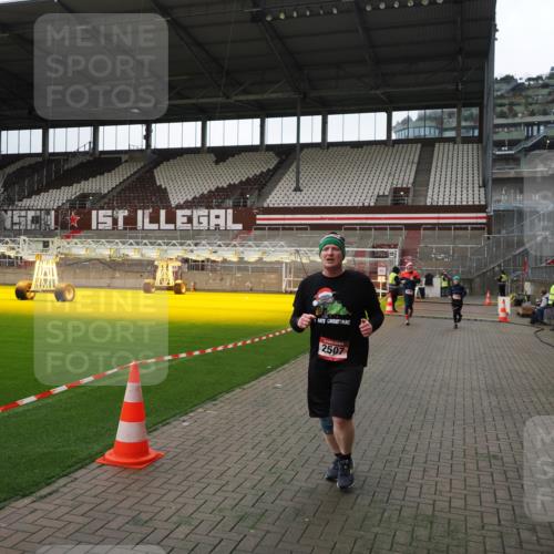07.12.2025 - St. Pauli X-Mass-Run No. 15 Fabian Wolf http://msf.ph/oto/9396831 07.12.2025 10:41:27 Ziel 259, 575, 1275, 2330, 2331, 2507, 3047, 3392 meine-sportfotos.de