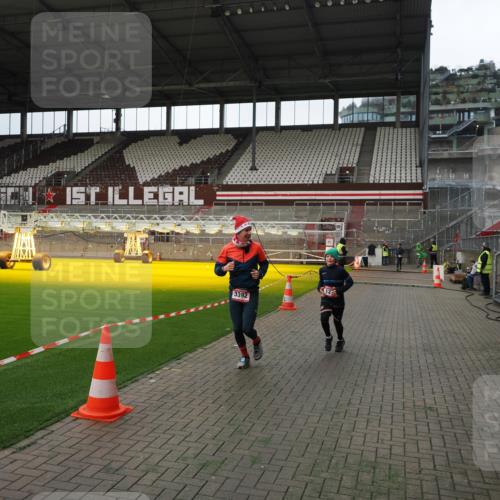 07.12.2025 - St. Pauli X-Mass-Run No. 15 Fabian Wolf http://msf.ph/oto/9396838 07.12.2025 10:41:31 Ziel 259, 1275, 2330, 2331, 2507, 3392 meine-sportfotos.de