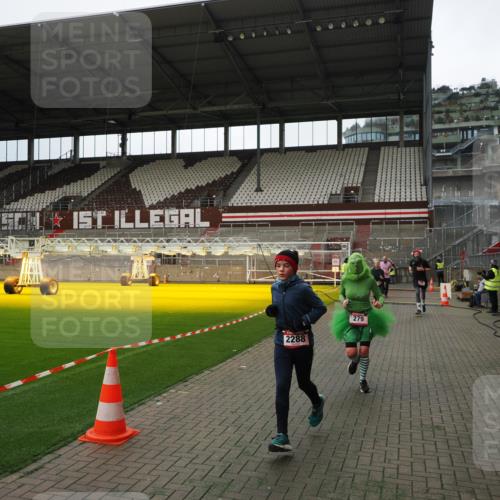 07.12.2025 - St. Pauli X-Mass-Run No. 15 Fabian Wolf http://msf.ph/oto/9396850 07.12.2025 10:41:39 Ziel 141, 259, 279, 322, 1275, 2288, 2507, 2563, 3392 meine-sportfotos.de