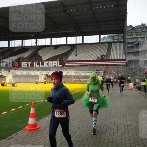 07.12.2025 - St. Pauli X-Mass-Run No. 15 Fabian Wolf http://msf.ph/oto/9396853 07.12.2025 10:41:40 Ziel 141, 279, 322, 1275, 2288, 2563, 3392 meine-sportfotos.de