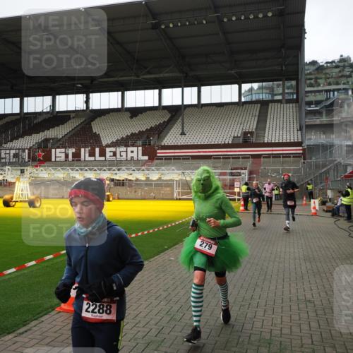 07.12.2025 - St. Pauli X-Mass-Run No. 15 Fabian Wolf http://msf.ph/oto/9396854 07.12.2025 10:41:40 Ziel 141, 279, 322, 1275, 2288, 2563, 3392 meine-sportfotos.de