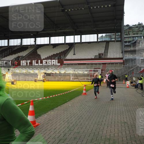 07.12.2025 - St. Pauli X-Mass-Run No. 15 Fabian Wolf http://msf.ph/oto/9396858 07.12.2025 10:41:41 Ziel 141, 279, 322, 1275, 2288, 2563, 3392 meine-sportfotos.de