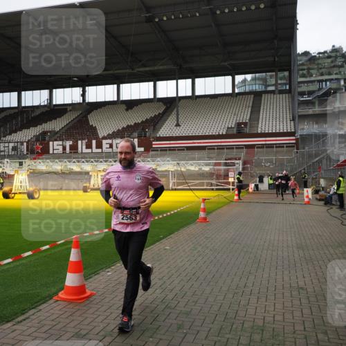 07.12.2025 - St. Pauli X-Mass-Run No. 15 Fabian Wolf http://msf.ph/oto/9396870 07.12.2025 10:41:47 Ziel 141, 279, 322, 1266, 2288, 2563, 2829 meine-sportfotos.de