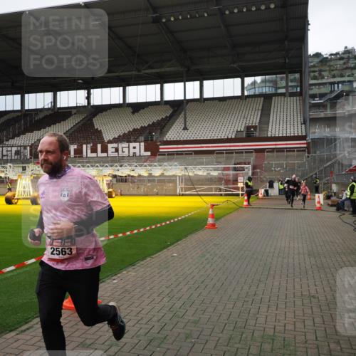 07.12.2025 - St. Pauli X-Mass-Run No. 15 Fabian Wolf http://msf.ph/oto/9396872 07.12.2025 10:41:47 Ziel 141, 279, 322, 1266, 2288, 2563, 2829 meine-sportfotos.de