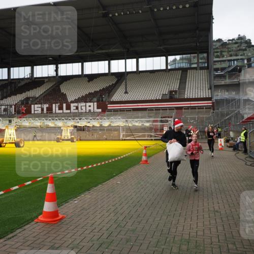 07.12.2025 - St. Pauli X-Mass-Run No. 15 Fabian Wolf http://msf.ph/oto/9396875 07.12.2025 10:41:51 Ziel 141, 279, 322, 1266, 2288, 2563, 2829, 2831 meine-sportfotos.de