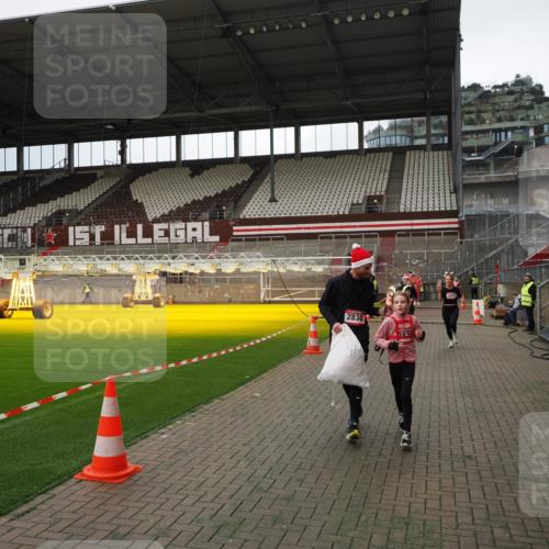 07.12.2025 - St. Pauli X-Mass-Run No. 15 Fabian Wolf http://msf.ph/oto/9396878 07.12.2025 10:41:52 Ziel 141, 279, 322, 1266, 2288, 2563, 2829, 2831 meine-sportfotos.de