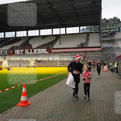 07.12.2025 - St. Pauli X-Mass-Run No. 15 Fabian Wolf http://msf.ph/oto/9396879 07.12.2025 10:41:52 Ziel 141, 279, 322, 1266, 2288, 2563, 2829, 2831 meine-sportfotos.de