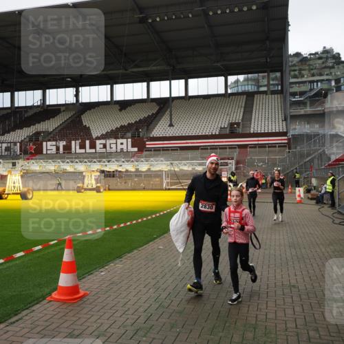 07.12.2025 - St. Pauli X-Mass-Run No. 15 Fabian Wolf http://msf.ph/oto/9396880 07.12.2025 10:41:52 Ziel 141, 279, 322, 1266, 2288, 2563, 2829, 2831 meine-sportfotos.de
