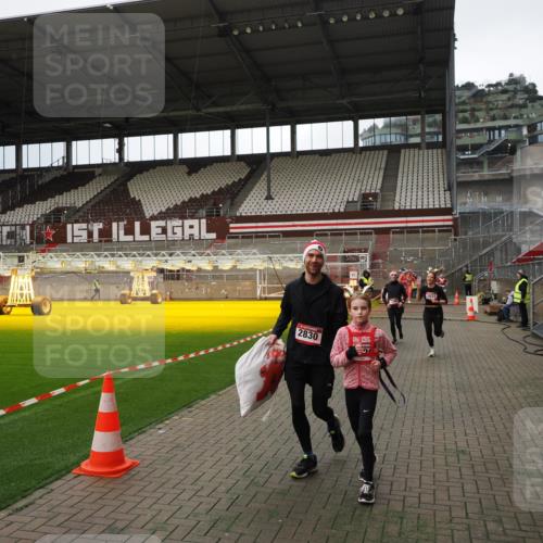 07.12.2025 - St. Pauli X-Mass-Run No. 15 Fabian Wolf http://msf.ph/oto/9396881 07.12.2025 10:41:52 Ziel 141, 279, 322, 1266, 2288, 2563, 2829, 2831 meine-sportfotos.de