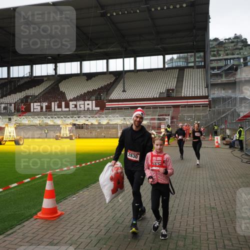 07.12.2025 - St. Pauli X-Mass-Run No. 15 Fabian Wolf http://msf.ph/oto/9396882 07.12.2025 10:41:53 Ziel 141, 279, 322, 1266, 1675, 2563, 2829, 2831 meine-sportfotos.de