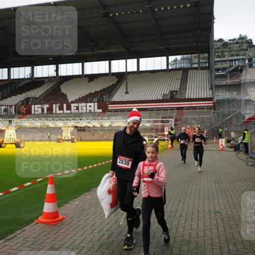 07.12.2025 - St. Pauli X-Mass-Run No. 15 Fabian Wolf http://msf.ph/oto/9396883 07.12.2025 10:41:53 Ziel 141, 279, 322, 1266, 1675, 2563, 2829, 2831 meine-sportfotos.de