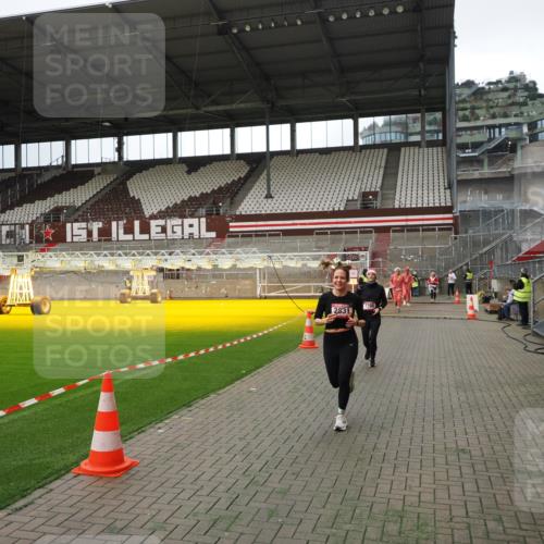 07.12.2025 - St. Pauli X-Mass-Run No. 15 Fabian Wolf http://msf.ph/oto/9396887 07.12.2025 10:41:54 Ziel 141, 279, 322, 1266, 1675, 2563, 2829, 2831 meine-sportfotos.de