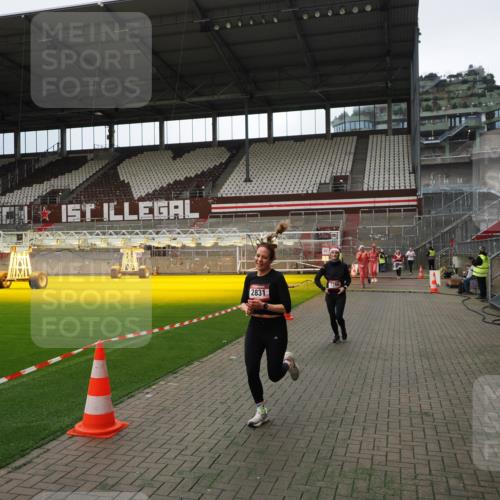 07.12.2025 - St. Pauli X-Mass-Run No. 15 Fabian Wolf http://msf.ph/oto/9396889 07.12.2025 10:41:55 Ziel 141, 322, 1266, 1675, 1676, 2563, 2829, 2831 meine-sportfotos.de