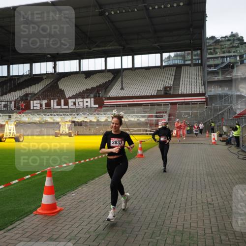 07.12.2025 - St. Pauli X-Mass-Run No. 15 Fabian Wolf http://msf.ph/oto/9396890 07.12.2025 10:41:55 Ziel 141, 322, 1266, 1675, 1676, 2563, 2829, 2831 meine-sportfotos.de