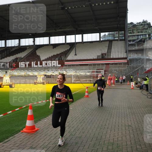 07.12.2025 - St. Pauli X-Mass-Run No. 15 Fabian Wolf http://msf.ph/oto/9396891 07.12.2025 10:41:55 Ziel 141, 322, 1266, 1675, 1676, 2563, 2829, 2831 meine-sportfotos.de