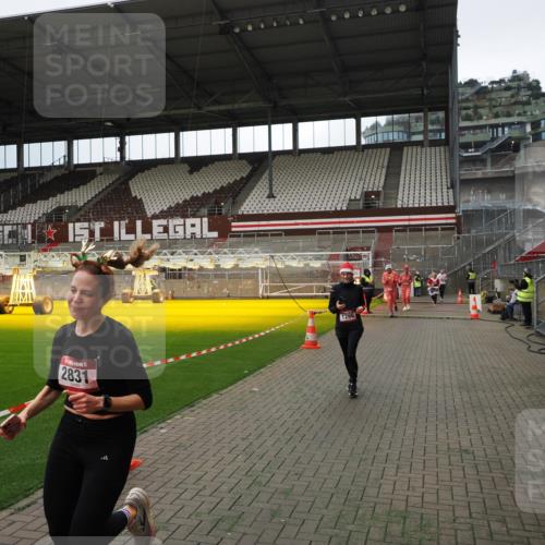 07.12.2025 - St. Pauli X-Mass-Run No. 15 Fabian Wolf http://msf.ph/oto/9396893 07.12.2025 10:41:55 Ziel 141, 322, 1266, 1675, 1676, 2563, 2829, 2831 meine-sportfotos.de