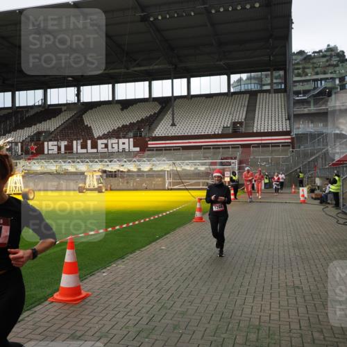 07.12.2025 - St. Pauli X-Mass-Run No. 15 Fabian Wolf http://msf.ph/oto/9396894 07.12.2025 10:41:56 Ziel 141, 322, 1266, 1674, 1675, 1676, 2563, 2829, 2831 meine-sportfotos.de