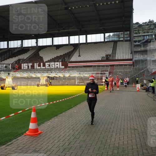 07.12.2025 - St. Pauli X-Mass-Run No. 15 Fabian Wolf http://msf.ph/oto/9396897 07.12.2025 10:41:56 Ziel 141, 322, 1266, 1674, 1675, 1676, 2563, 2829, 2831 meine-sportfotos.de