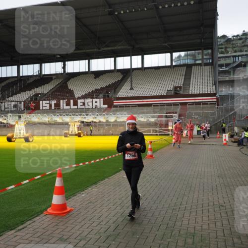 07.12.2025 - St. Pauli X-Mass-Run No. 15 Fabian Wolf http://msf.ph/oto/9396900 07.12.2025 10:41:57 Ziel 141, 322, 1266, 1674, 1675, 1676, 2563, 2829, 2831 meine-sportfotos.de
