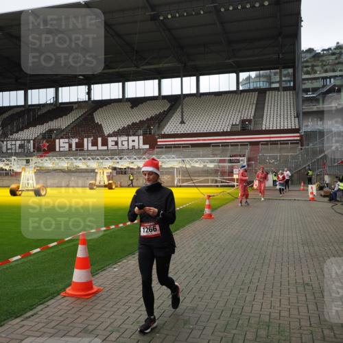 07.12.2025 - St. Pauli X-Mass-Run No. 15 Fabian Wolf http://msf.ph/oto/9396902 07.12.2025 10:41:57 Ziel 141, 322, 1266, 1674, 1675, 1676, 2563, 2829, 2831 meine-sportfotos.de