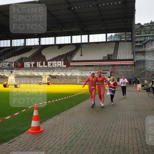 07.12.2025 - St. Pauli X-Mass-Run No. 15 Fabian Wolf http://msf.ph/oto/9396915 07.12.2025 10:42:03 Ziel 968, 1266, 1674, 1675, 1676, 2829, 2831 meine-sportfotos.de