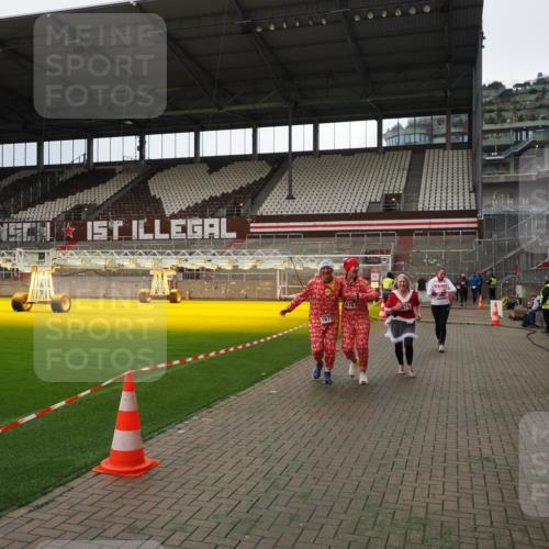 07.12.2025 - St. Pauli X-Mass-Run No. 15 Fabian Wolf http://msf.ph/oto/9396916 07.12.2025 10:42:03 Ziel 968, 1266, 1674, 1675, 1676, 2829, 2831 meine-sportfotos.de