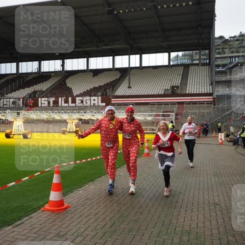 07.12.2025 - St. Pauli X-Mass-Run No. 15 Fabian Wolf http://msf.ph/oto/9396923 07.12.2025 10:42:04 Ziel 968, 1266, 1674, 1675, 1676, 2829, 2831 meine-sportfotos.de