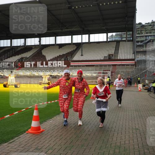 07.12.2025 - St. Pauli X-Mass-Run No. 15 Fabian Wolf http://msf.ph/oto/9396924 07.12.2025 10:42:04 Ziel 968, 1266, 1674, 1675, 1676, 2829, 2831 meine-sportfotos.de