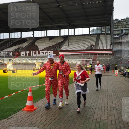07.12.2025 - St. Pauli X-Mass-Run No. 15 Fabian Wolf http://msf.ph/oto/9396925 07.12.2025 10:42:05 Ziel 968, 1266, 1674, 1675, 1676, 2829, 2831, 4045, 4046 meine-sportfotos.de