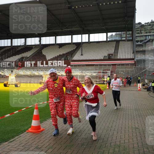 07.12.2025 - St. Pauli X-Mass-Run No. 15 Fabian Wolf http://msf.ph/oto/9396926 07.12.2025 10:42:05 Ziel 968, 1266, 1674, 1675, 1676, 2829, 2831, 4045, 4046 meine-sportfotos.de